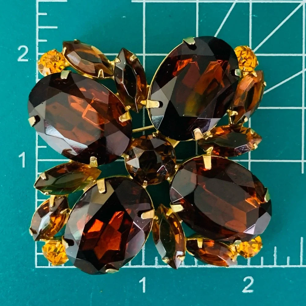 N/A elegant brooch
